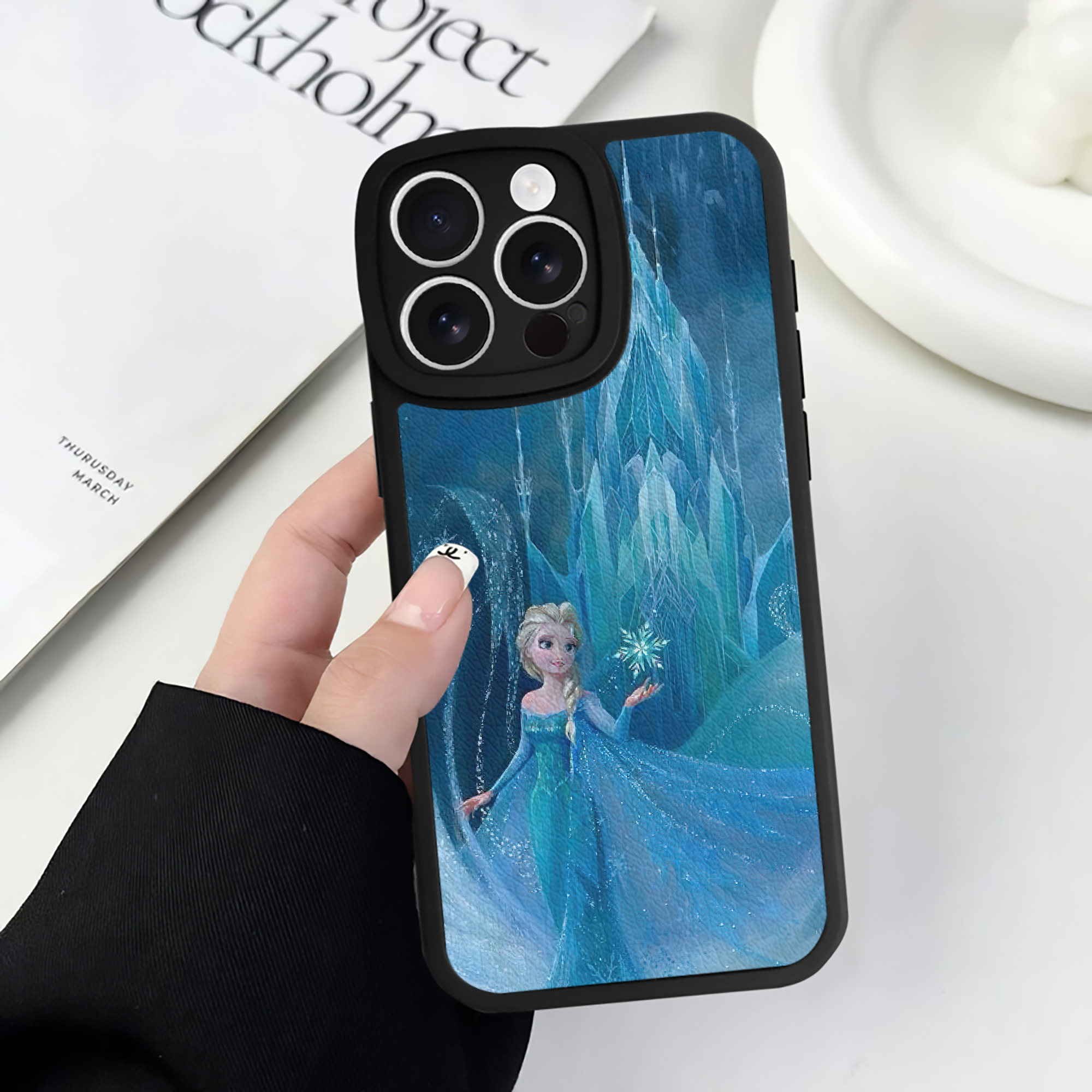 （画像用） アナと雪の女王 アンナ エルサ Frozen Anna Elsa 【iPhone 16シリーズ対応】シリコンスマホケース（レザー調） 材質：シリコン